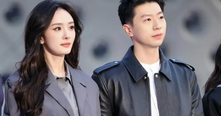 杨幂一身灰色系职场女强人造型出席活动，化身穿Prada的女王