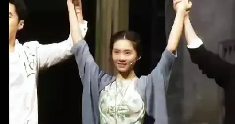 感觉多多更漂亮，气质更温文尔雅，多妹太一般般了吧，长c了