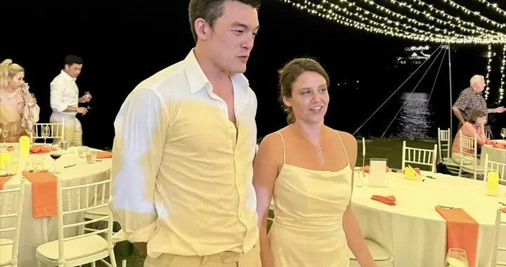 杨恭如39岁弟弟泰国大婚，外国妻子样貌普通，母亲穿旗袍优雅贵气