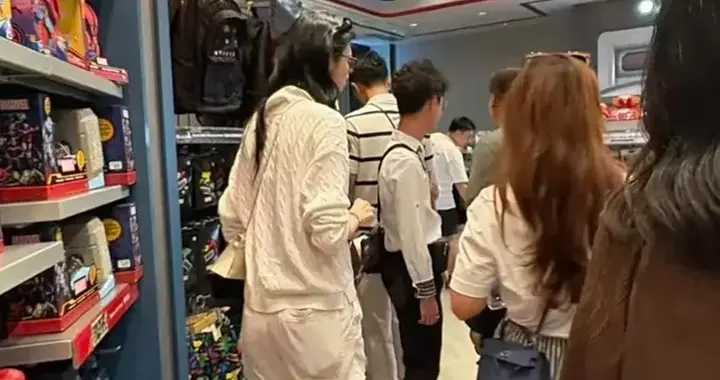 奚梦瑶现身香港迪士尼乐园游玩，她真人太美了，个子超过1.7米