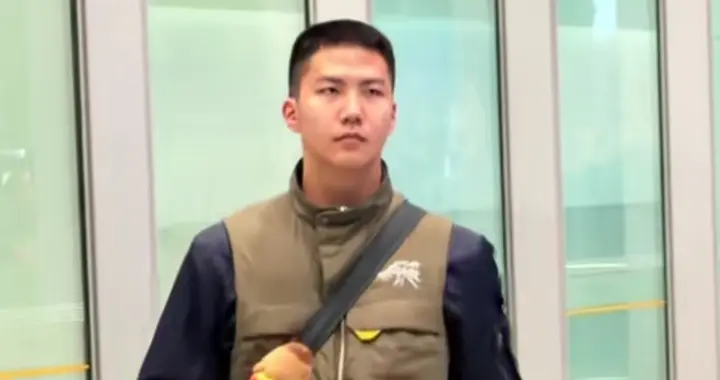 57岁胡军和17岁康康现身机场！父子俩一样高，康康眼神气质像军人