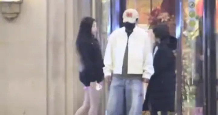 黄渤一家4口外出吃饭，15岁女儿长发身高170，妻子素颜出镜质朴