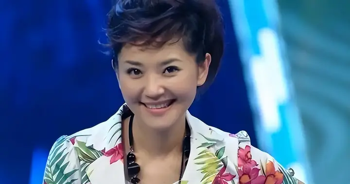 51岁方琼走路上班，穿百元羽绒服，鞋底直接断开，大雪天很狼狈！