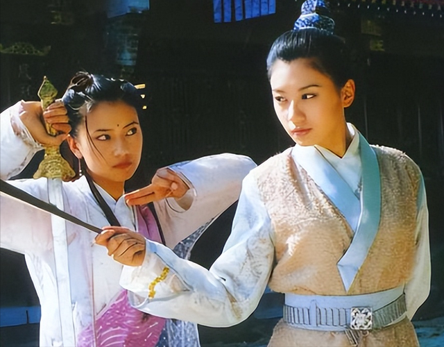 终于理解贾静雯了，如果周围的同学都长成这样，她的自卑就正常了