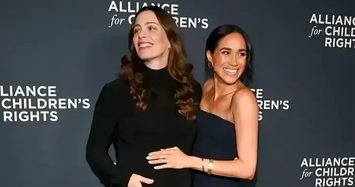 44岁梅根新红毯照：皮肤时黑时白，与好友同框尽显亲密，打破传闻