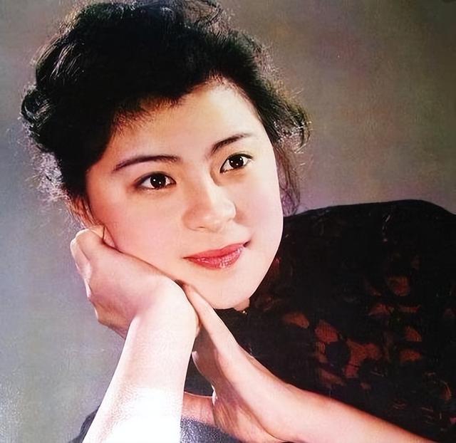 曾是央视第一美女，赴港生子离开央视舞台，现在远居美国不再露面