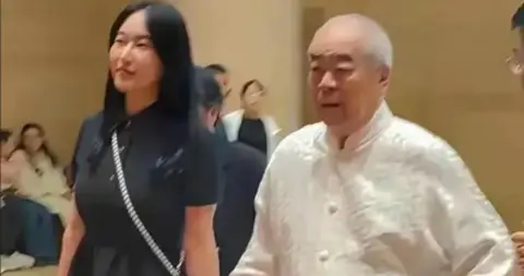 范曾与其子女断绝关系；与娇妻徐萌喜得独子长厢厮守