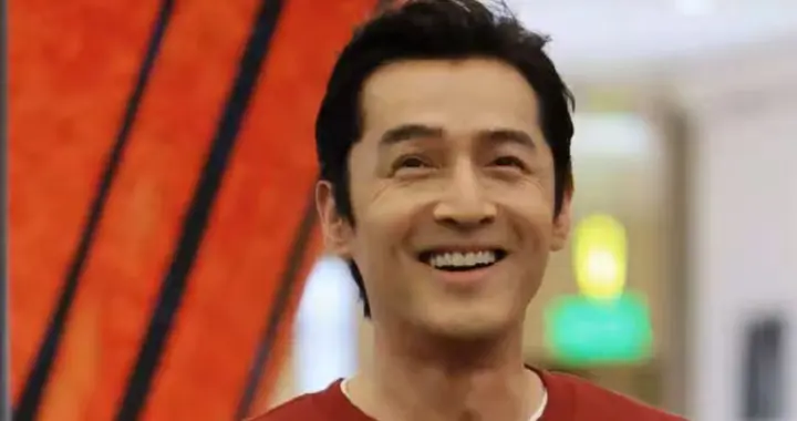 票房卖不过易烊千玺、想和小鲜肉抢饭碗，43岁胡歌迎来中年危机