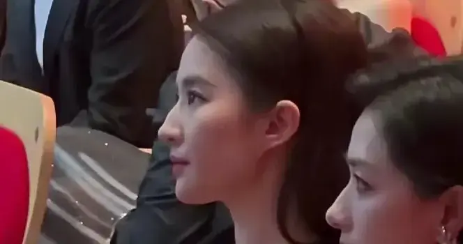 都说万茜侧颜无敌，看完真的被惊艳到，清冷又精致，气质太绝了！ ???