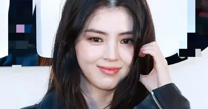 韩素希颜值还是“很权威”！穿机车皮衣搭牛仔裤，美得洋气又高级