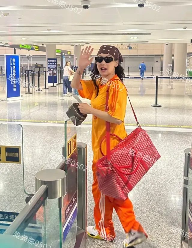 机场遇到张柏芝本人漂亮性格还好，离开时还鞠躬跟粉丝告别很宠粉