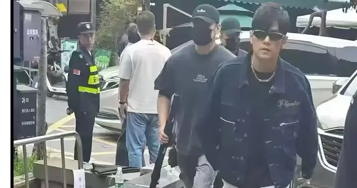 周杰伦、刘畊宏、杨迪现身杭州被偶遇，周杰伦戴着墨镜，帅气十足
