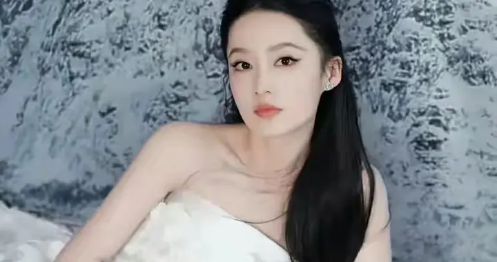 李沁一袭抹胸白色礼服裙，尽显优雅大方