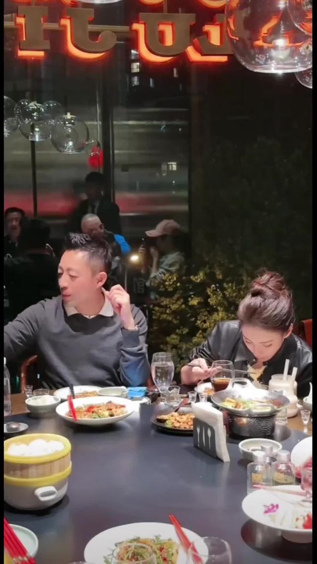 汪小菲带领团队试菜发表感慨，去年十一人走镂空，只剩他一人！