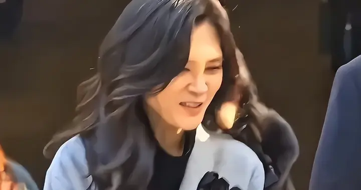 三星集团大公主近照流出，脸肿皮松走路外八字，家族遗传病爆发