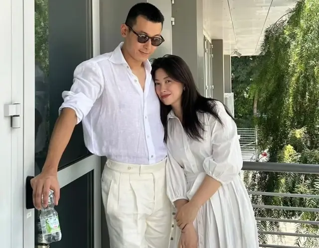 朱珠一家父亲节现身意大利，老公王昀佳晒美照，女儿越大越像她