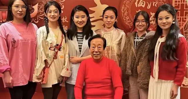 纲丝节恰逢岳父大寿，王惠率鼓曲社成员参加，郭德纲是否参加成谜