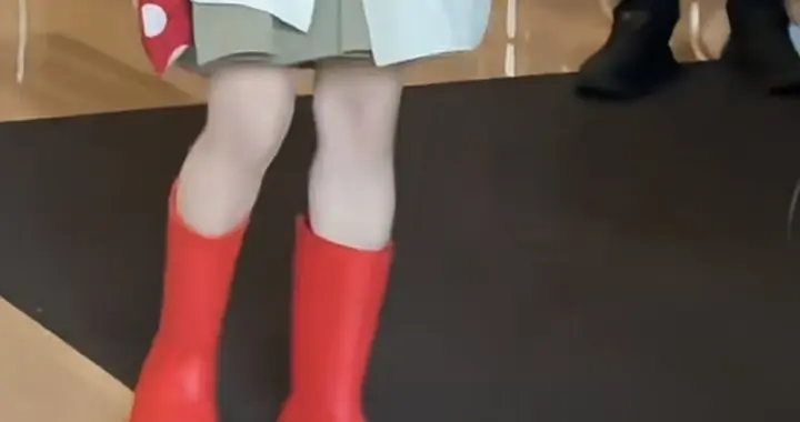 好元气！沈月今日上班路透，扎2个丸子头好萌，红雨靴真抢镜呀