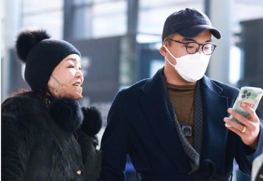 张兰|恋爱了？张兰与男子牵手现身机场，长相帅气身材高大，身份引猜测