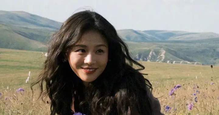 马思纯，草原漫步