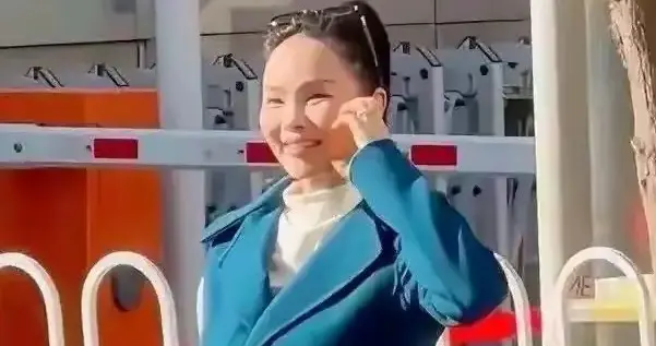 伊能静路人镜头下颜值暴跌、穿搭愿样，跟普通50岁女人差不多