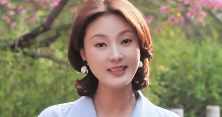 刘芳菲世界读书日分享，浅蓝衬衫配微卷长，尽显书香气质