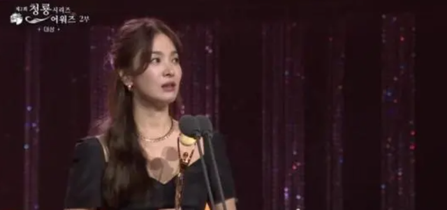 恭喜！宋慧乔凭《黑暗荣耀》获青龙奖大赏：想在镜头前称赞自己