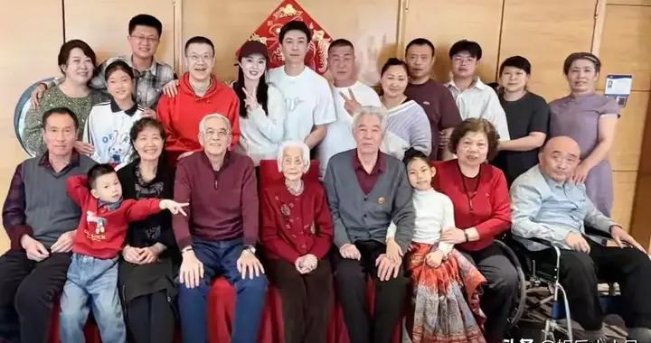 董璇正月初九回婆家，拍21口全家福，姥姥穿红衣服坐C位激动流泪