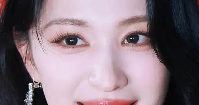 王楚然怼脸高清美拍，没有一点瑕疵，光脚丫真美