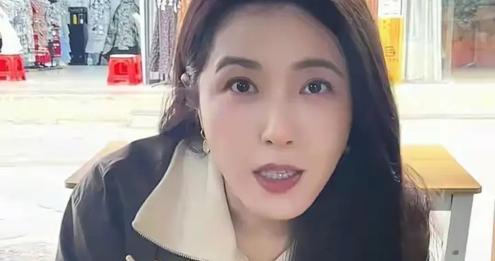 49岁曾黎街边嗦面，大口炫面不矫情，这烟火气我爱了