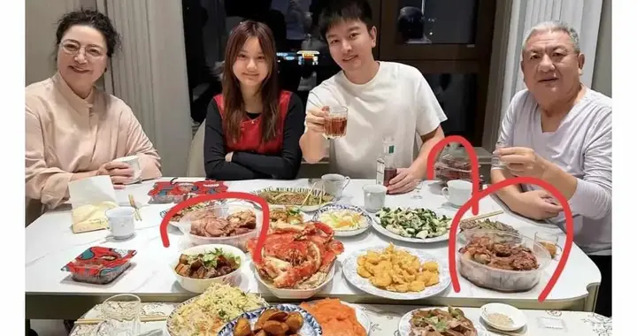 不可思议！大明星年夜饭竟出现外卖盒，网友：有没有可能全是外卖