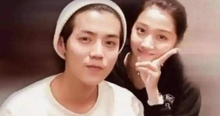 关晓彤综艺牵手男嘉宾，鹿晗演唱会喊老婆好，早就暗示了同一件事