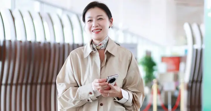 叶一茜机场出发参加浪姐，一身浅色穿搭温柔美丽！