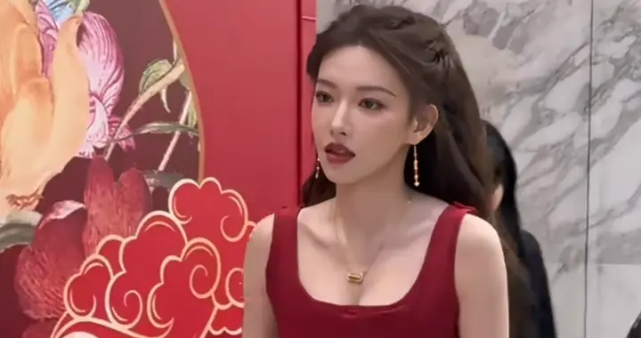 我去！这太美了，程潇现身深圳周大福，黄金手镯也不及她光芒万丈