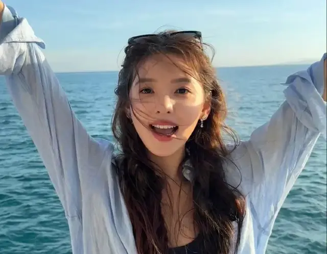 章若楠海边写真图