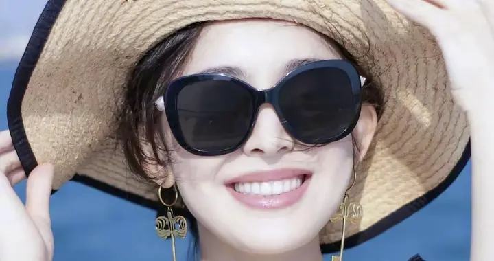 古力娜扎，游艇系列写真，黑色泳衣配雪白肌肤，简直仙女下凡！