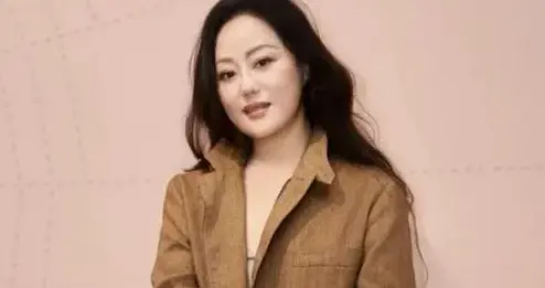 61岁章小蕙换风格后气质大变！穿美拉德外套+印花裙，时髦又贵气