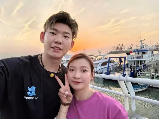 黄雅琼520同男友出游，化浓妆越发明艳动人，气质太突出