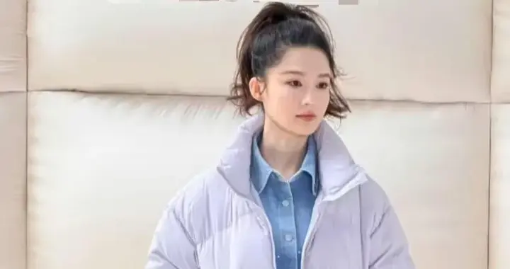 李沁终于改风格！穿香芋紫羽绒服+牛仔裤，扎高马尾像大学生