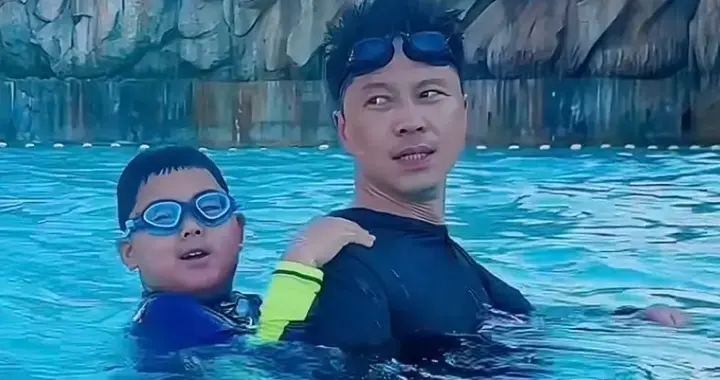 王雷一家水上乐园玩，李小萌不化妆，腿粗脸圆不像女明星