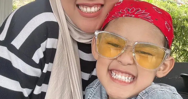 歌手茜拉6岁自闭症儿子开学，就读两周仍难适应，学校建议请助理