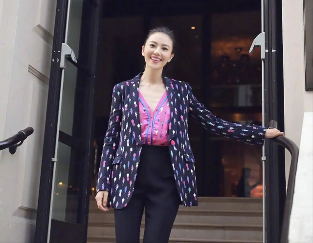 高圆圆带火了一种新穿法：花西装+小黑裤+葫芦辫，时髦洋气又减龄