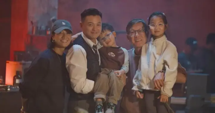 朱丹新年第一天晒全家福！素颜脸上超多雀斑，儿女长相普通很乖巧