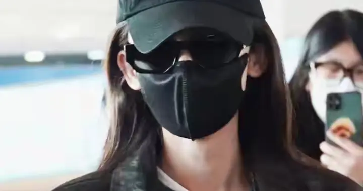 古力娜扎机场路透，黑红配穿搭尽显时尚范