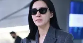 王智真是穿搭高手！灰色大衣+半身裙+乐福鞋，时髦洋气又高级！