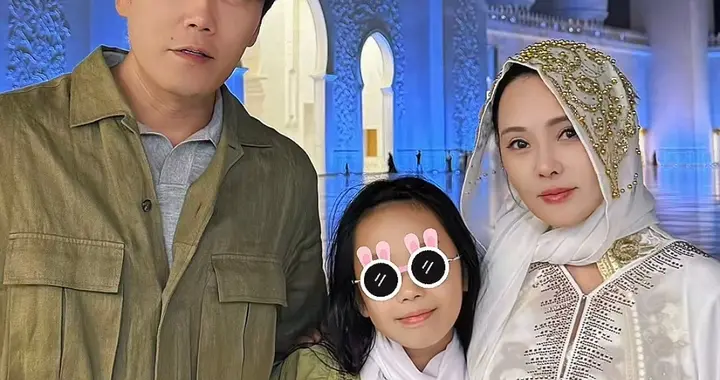 伊能静参观清真寺，包着头巾不敢大声说话，秦昊把她拍得像130斤