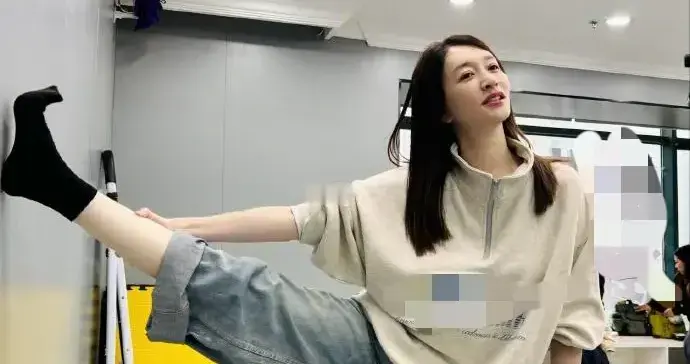 李小冉私服穿搭真随性！半拉链卫衣+牛仔裤，休闲减龄又时髦！