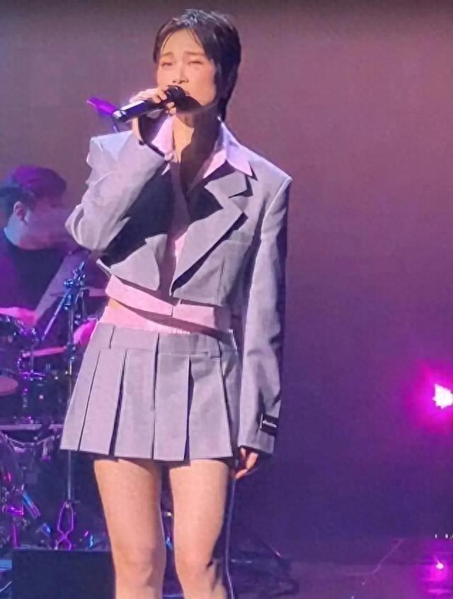 40岁的李宇春突然变老，眼睛无神，唱歌萎靡不振，穿短裙像大妈