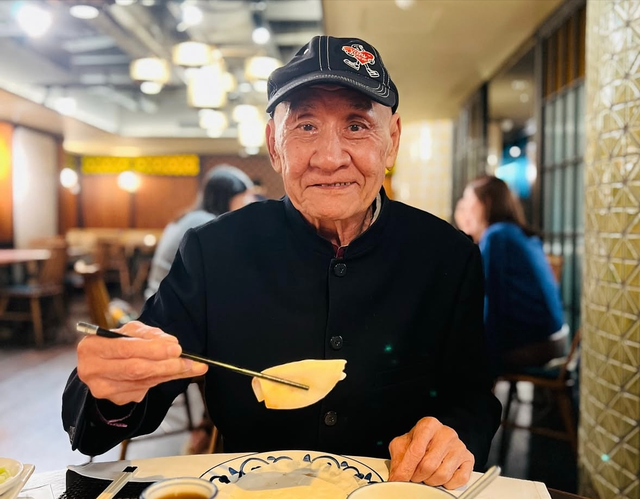 78岁李家鼎庆祝父亲节，小儿子请客吃北京烤鸭，长子与孙子都没来