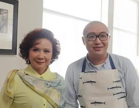 原来他就是蔡明儿子，年近40未婚未育，是蔡明的骄傲也是“遗憾”